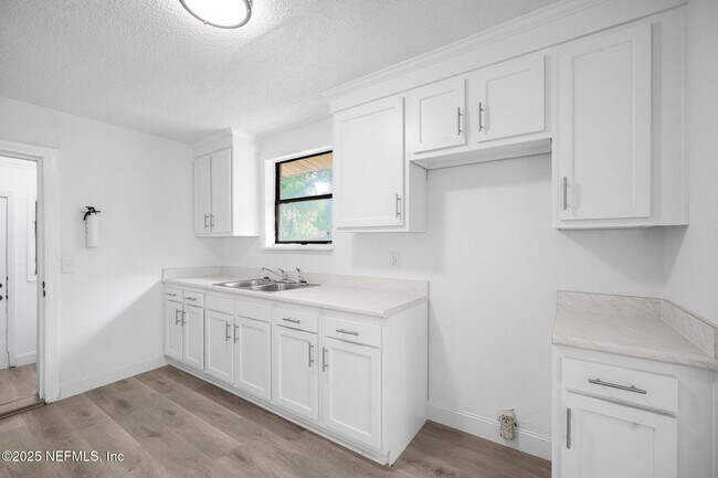 Building Photo - 2057 Blair St