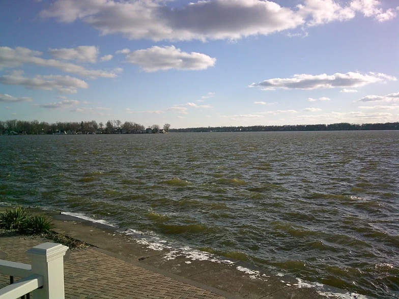 Building Photo - 7405 Lake Shore Dr