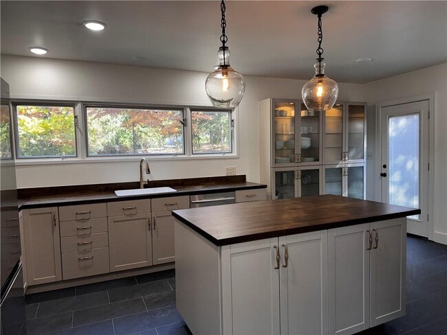 Building Photo - 610 N Olive Ave