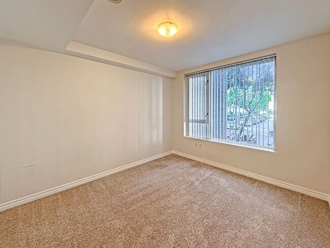 Building Photo - Modern 2BR/2.5BA with a Bonus Room Condo i...