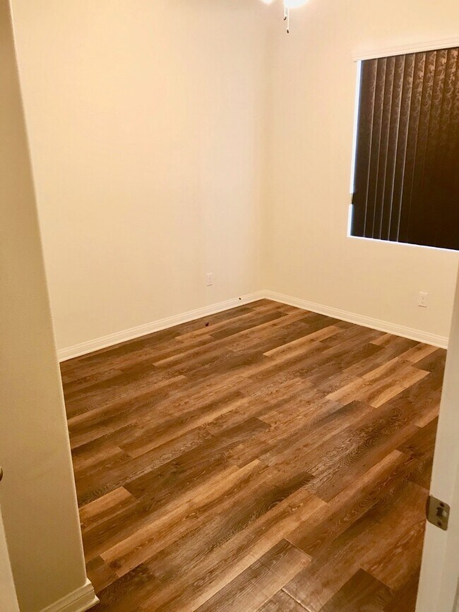 Building Photo - MUST SEE!!! Newer Home 4 bedroom 2 Bath Sp...