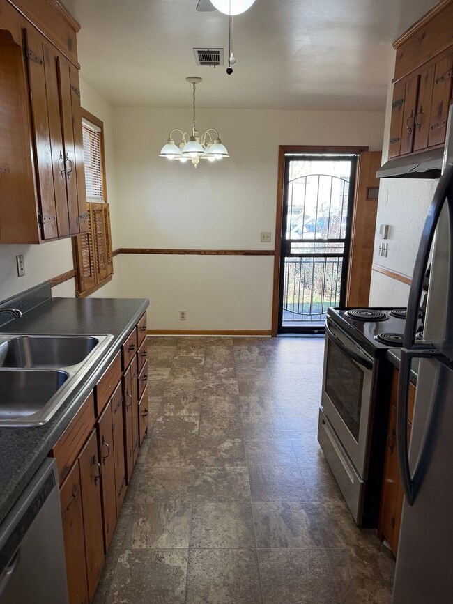 Building Photo - 4 bd 2 ba including a basement apartment in a great East Nashville location