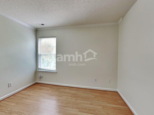 Building Photo - 1717 Beacon Valley Dr