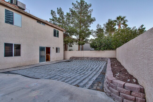 Building Photo - Charming 3-Bedroom Home with Spacious Back...