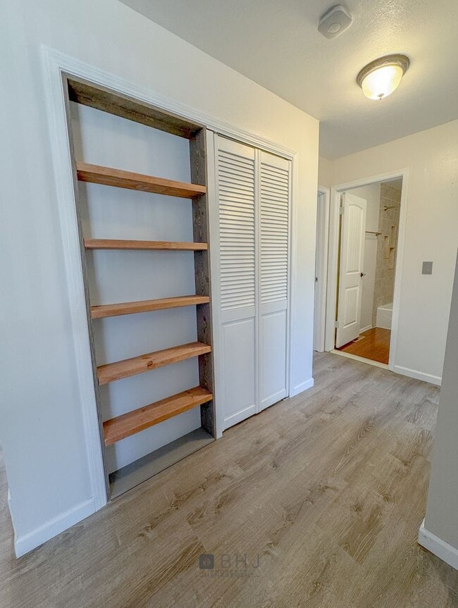 Building Photo - NEWLY UPDATED 2 BED/ 1 BATH SINGLE FAMILY ...