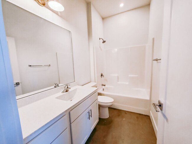 Building Photo - Exposed Brick Studio Apartment at a Great Price!