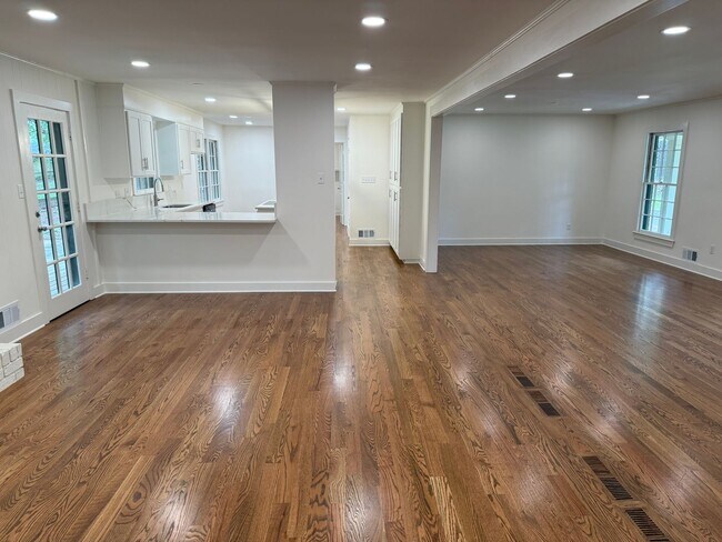 Building Photo - 185 Landor Dr