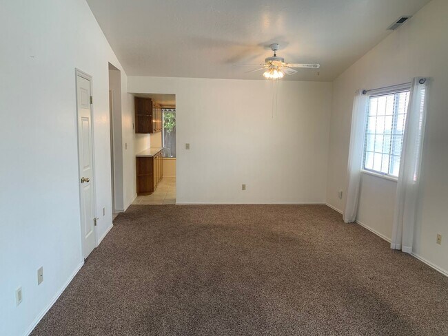 Building Photo - Downtown location. Quiet townhome!