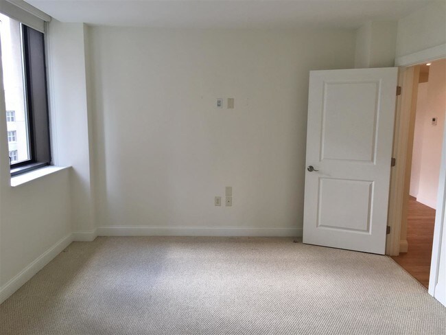 Building Photo - 875 Elm St