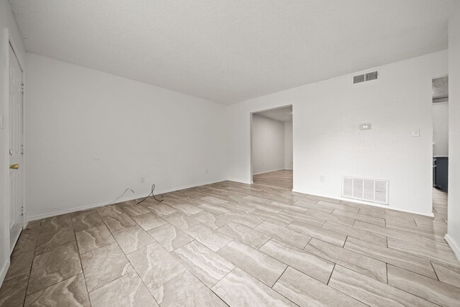Building Photo - 825-825 S Elm St