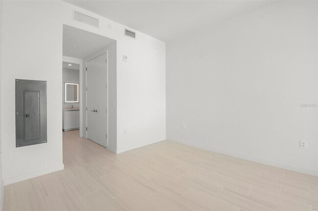 Building Photo - 400 Central Ave