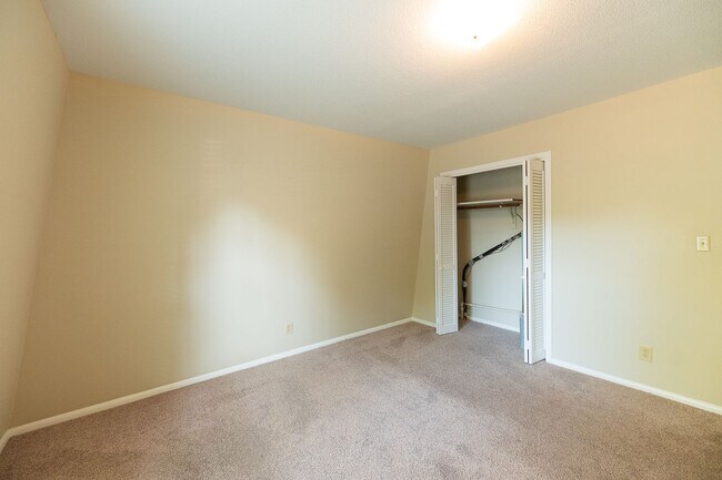 Building Photo - 3812 Country Club Rd
