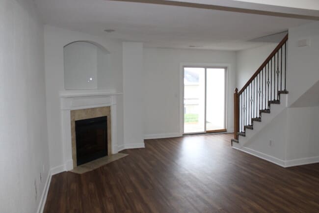 Building Photo - Beautiful 3 bedrooms and 2.5 baths with vanity in ALL ELECTRIC townhome in Blue Springs, MO