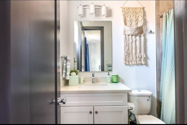 Building Photo - 1404 Goliad St