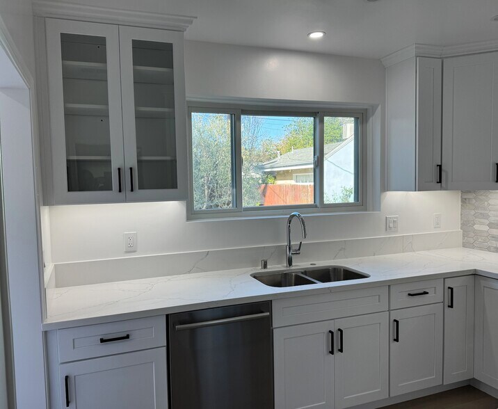 Kitchen (2 of 2) - 5625 Cantaloupe Ave