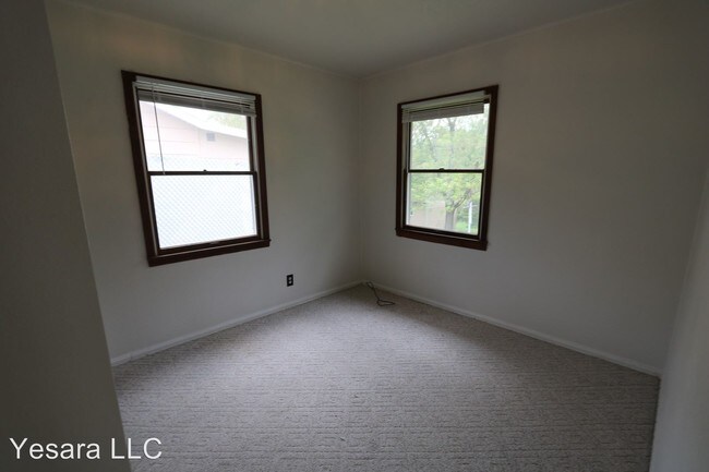 Building Photo - 121-123-123 Melrose Ct