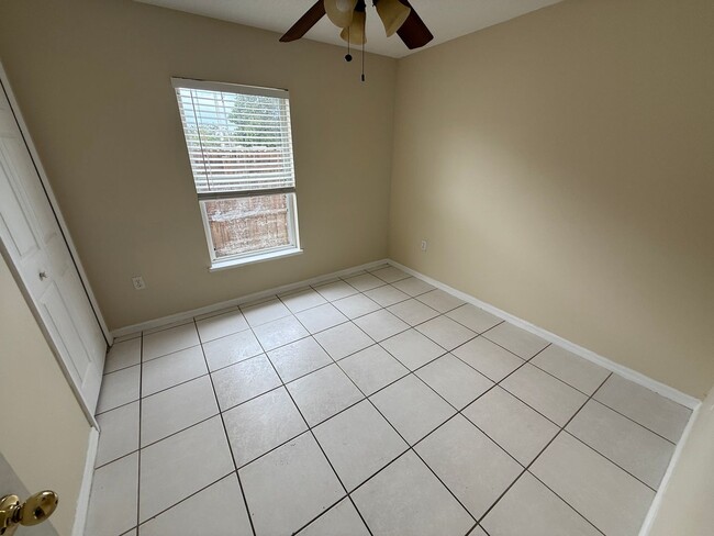 Building Photo - EAST ORLANDO: 3 bed/2 bath, 2 Car Garage A...