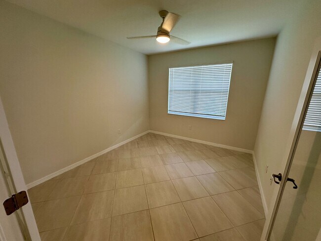 Building Photo - 2563 Vine Ave