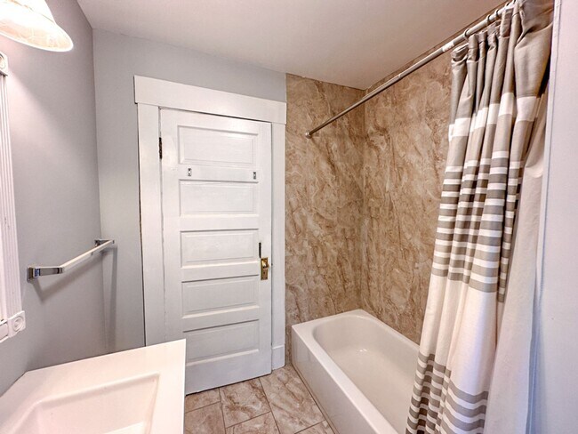 Building Photo - Lovely 3-bed Single Family Home in Hamden!...