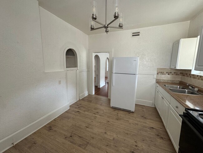Building Photo - Old World Charm & Close to Downtown