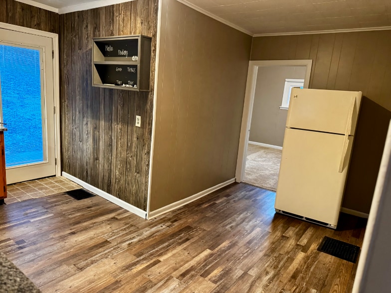 Building Photo - 108 Broad St