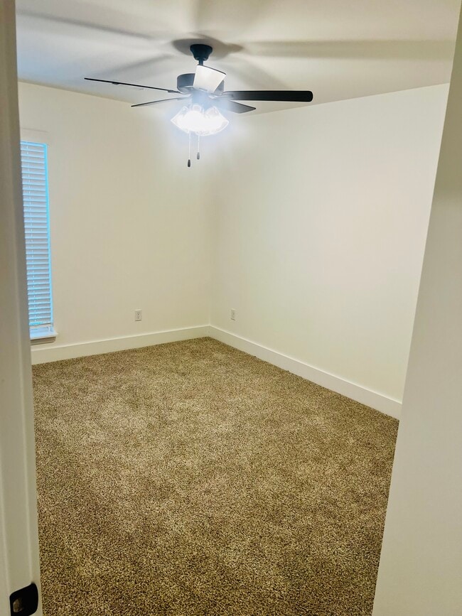 Building Photo - 251 Kristen Ln