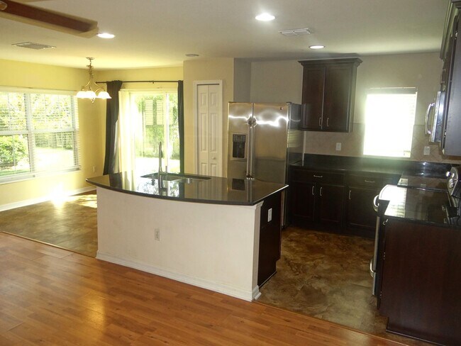 Building Photo - 4 bedroom, 2.5 bath, 1 car garage townhouse