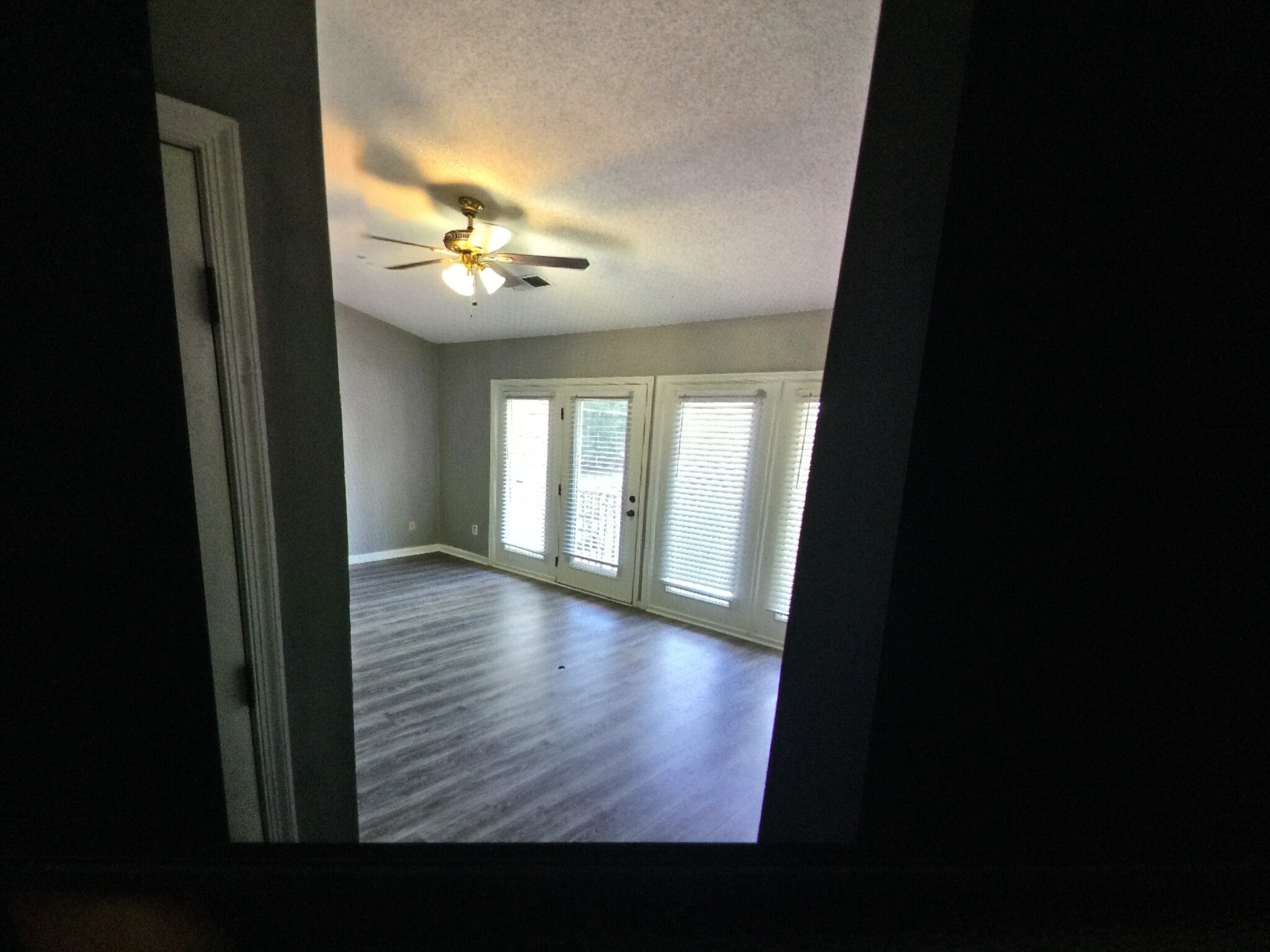 Living Room W/ Balcony - 700 Glendale Dr