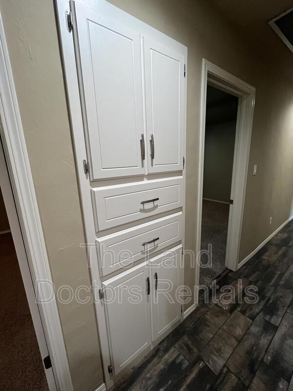 Building Photo - 412 S Country Club Road