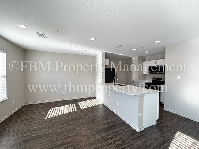 Building Photo - Hidden Creek Townhomes, Unit 311 Gorgeous 2 Bedroom, 2 Bathroom Townhome Home in Ennis, TX!