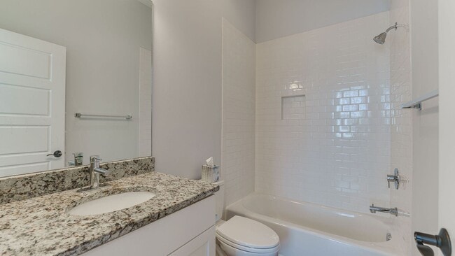 Building Photo - 3 Bedroom 3 Bath Apartment (October) Downt...