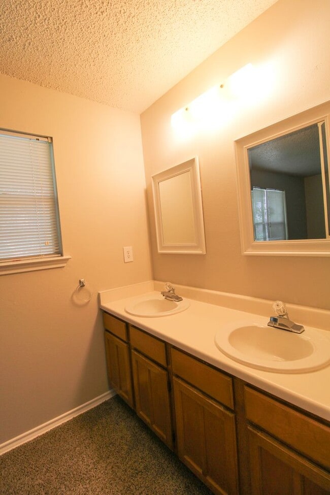 Building Photo - 961 Schertz Pkwy