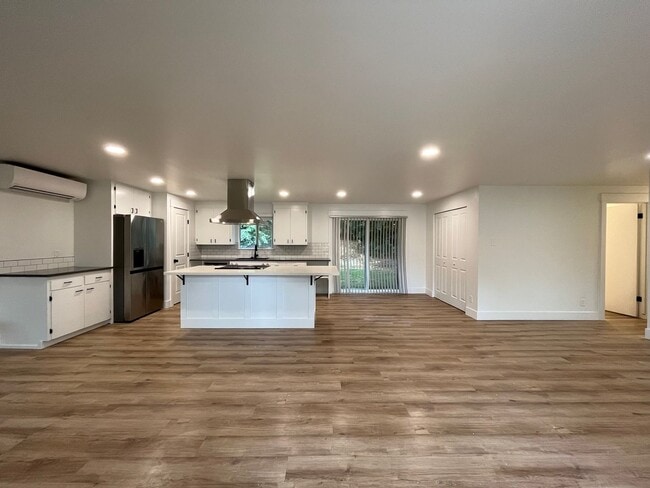 Building Photo - $500 MOVE IN INCENTIVE CONCESSION! Large s...