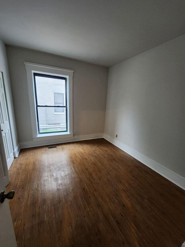 Building Photo - Light and Airy 2 bedroom 1 bathroom apartm...