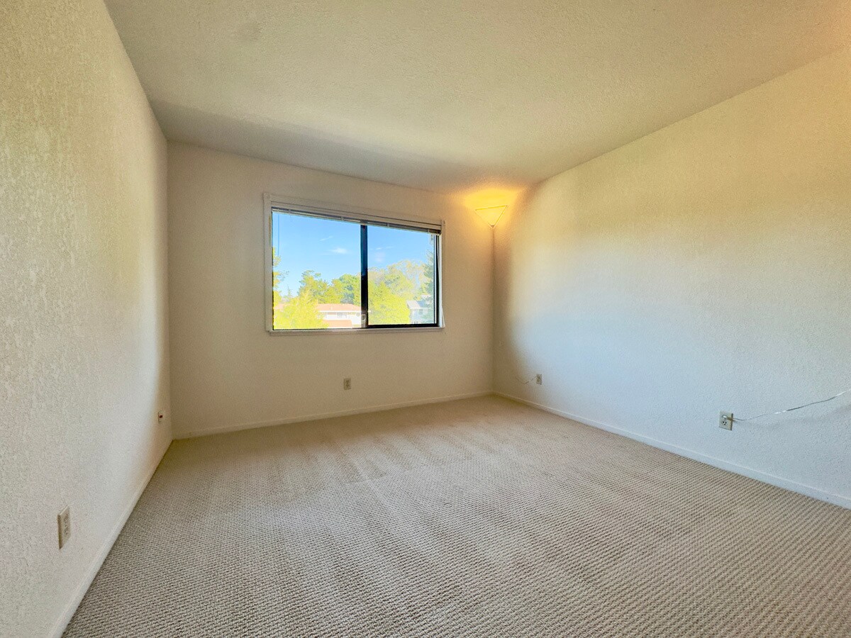 Building Photo - 2221 Pinehurst Way