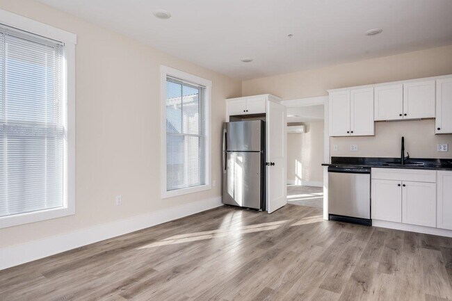 Building Photo - 553 Islington St