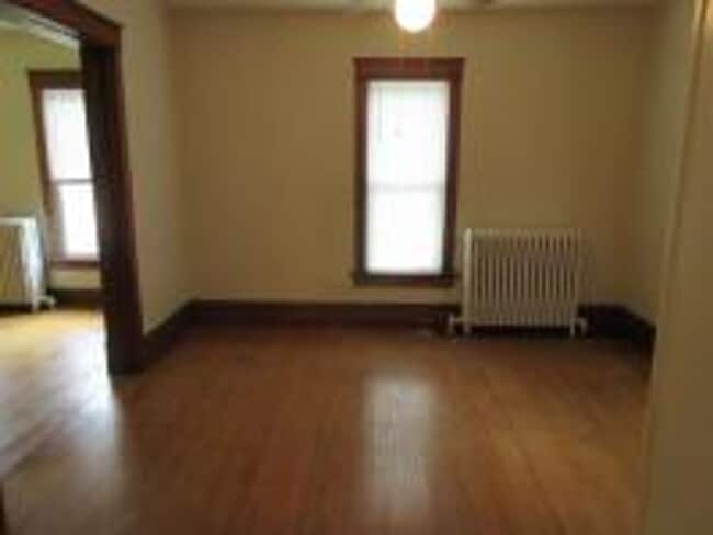 Building Photo - 3 Bedroom 1 Bathroom Duplex