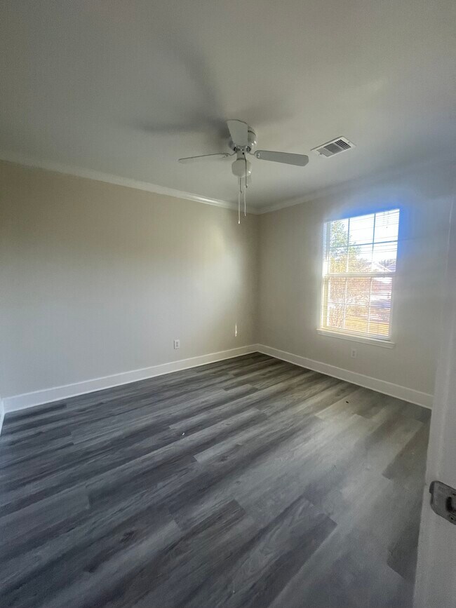 Building Photo - 11809 Longwood Garden Way