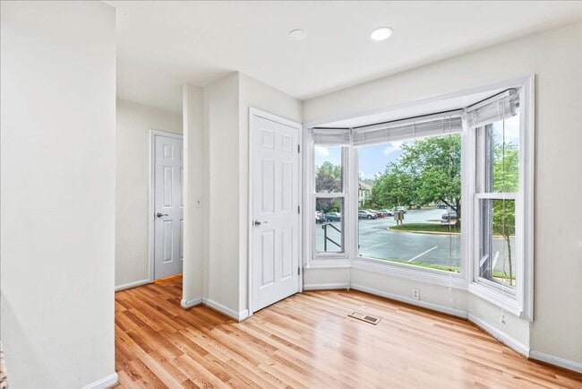 Building Photo - Charming 3-Level Townhome