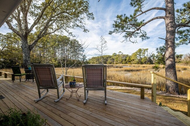 Building Photo - Marsh View Beaufort Home Available Now
