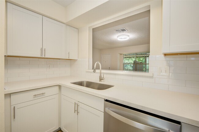 Building Photo - 12803 High Star Dr