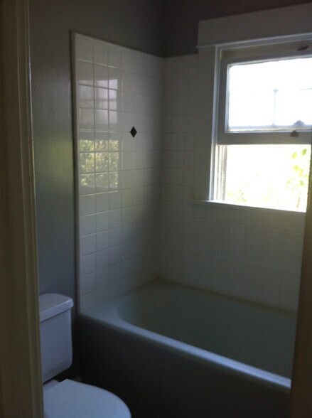 bath room - 418 El Centro St