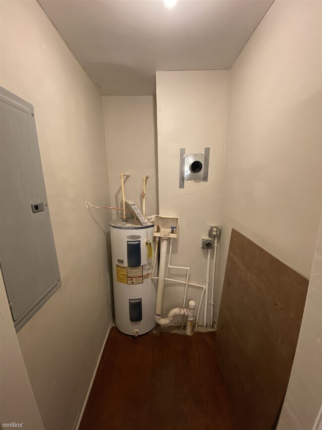Building Photo - 2 br, 1 bath Duplex - 1125 East 55th Street