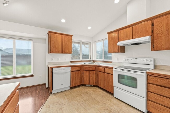 Building Photo - Beautiful 3-Bedroom, 2-Bath Home on a Corner Lot in Spanaway