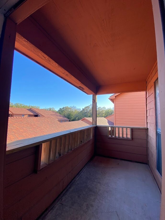 Building Photo - 1305 W Villa Maria Rd