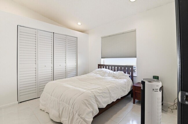 Building Photo - 5690 Green Island Dr