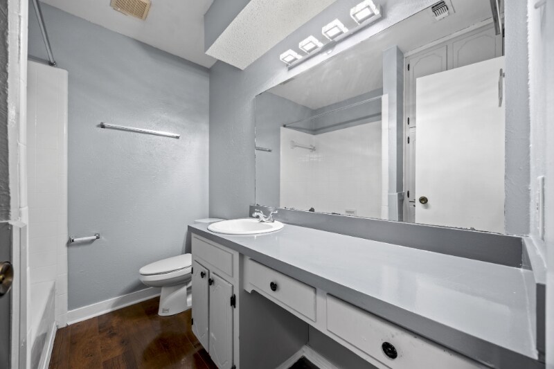 Building Photo - 2208 Viewtop Ln