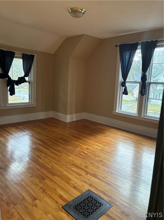 Building Photo - 864 Salt Springs Rd