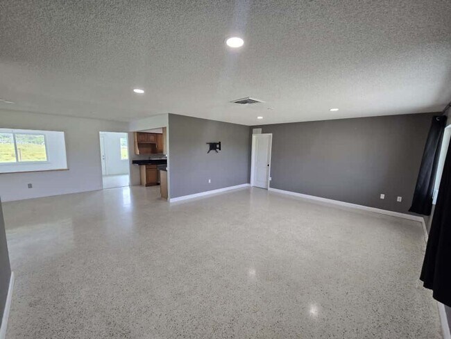 Building Photo - Beautiful Fort Pierce Home – Great Locatio...