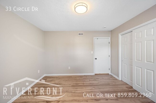 Building Photo - 33 Circle Dr